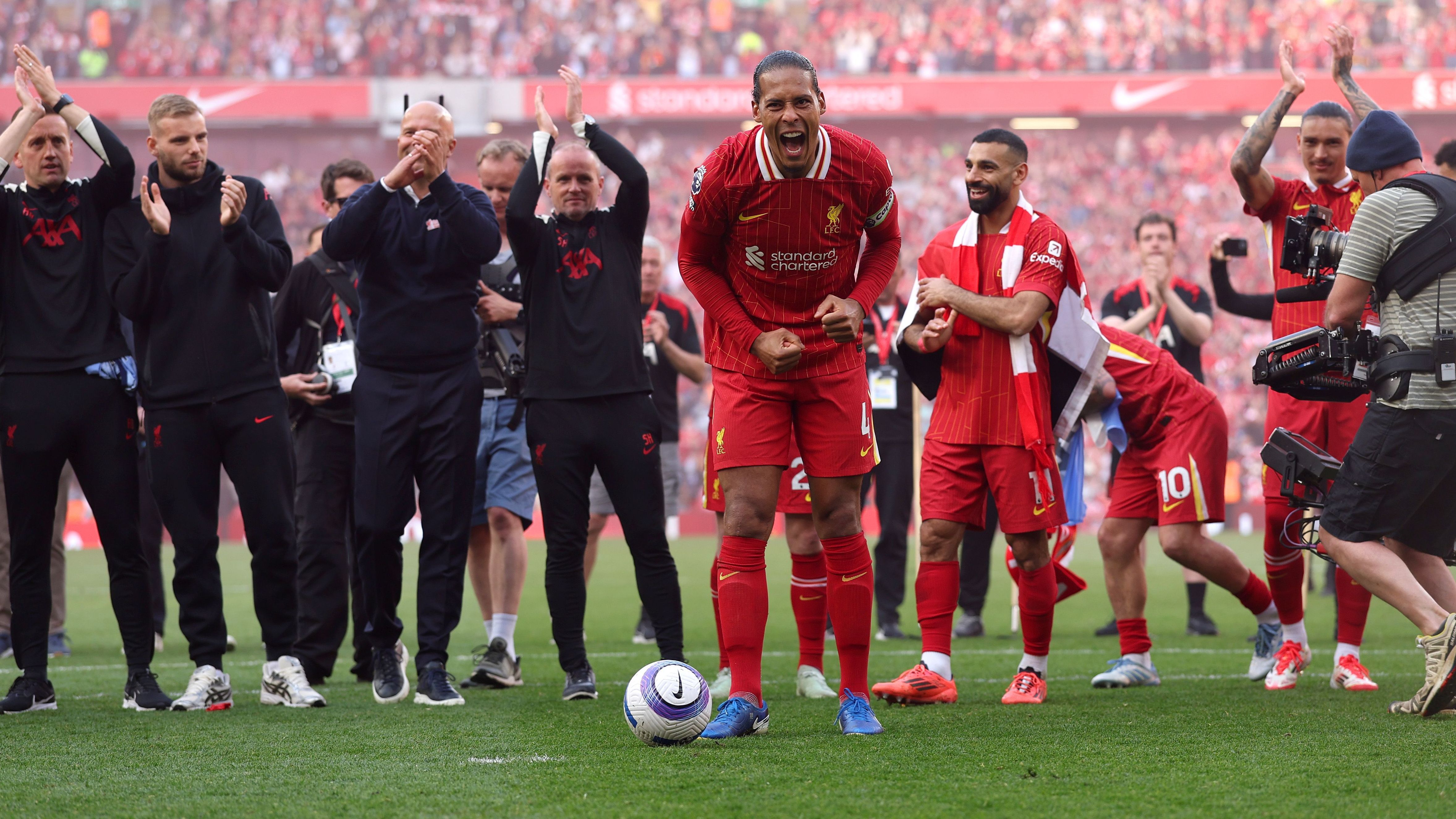 <strong>England: FC Liverpool</strong><br>In Jahr eins nach Jürgen Klopp hat der FC Liverpool in England den Titel eingefahren und das äußerst souverän. Bereits am 34. Spieltag gab es an der Anfield Road nach einer 5:1-Gala gegen Tottenham Hotspur die Meisterparty der "Reds". Vater des Erfolges ist Klopp-Nachfolger Arne Slot.