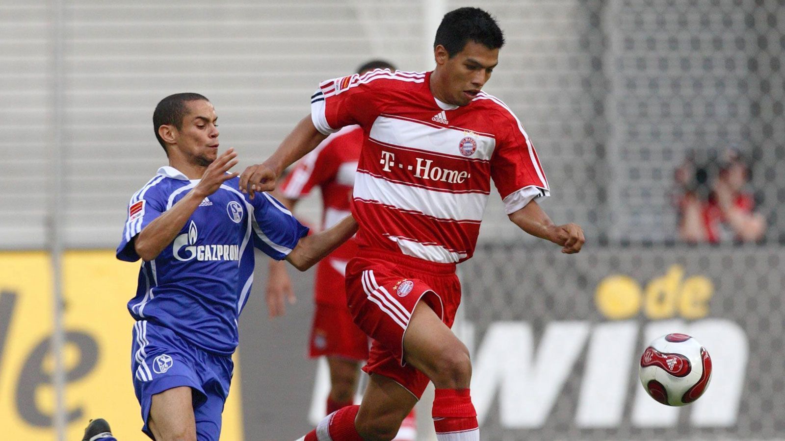 <strong>Julio dos Santos</strong><br>Der Paraguayer wechselt im Januar 2006 als potenzieller Nachfolger von Michael Ballack nach München, absolviert letzten Endes aber nur zehn Pflichtspiele für den FC Bayern. Bis zu seiner Vertragsauflösung im Juni 2008 wird Paraguays Fußballer des Jahres 2005 insgesamt drei Mal verliehen, allerdings ohne Erfolg.&nbsp;