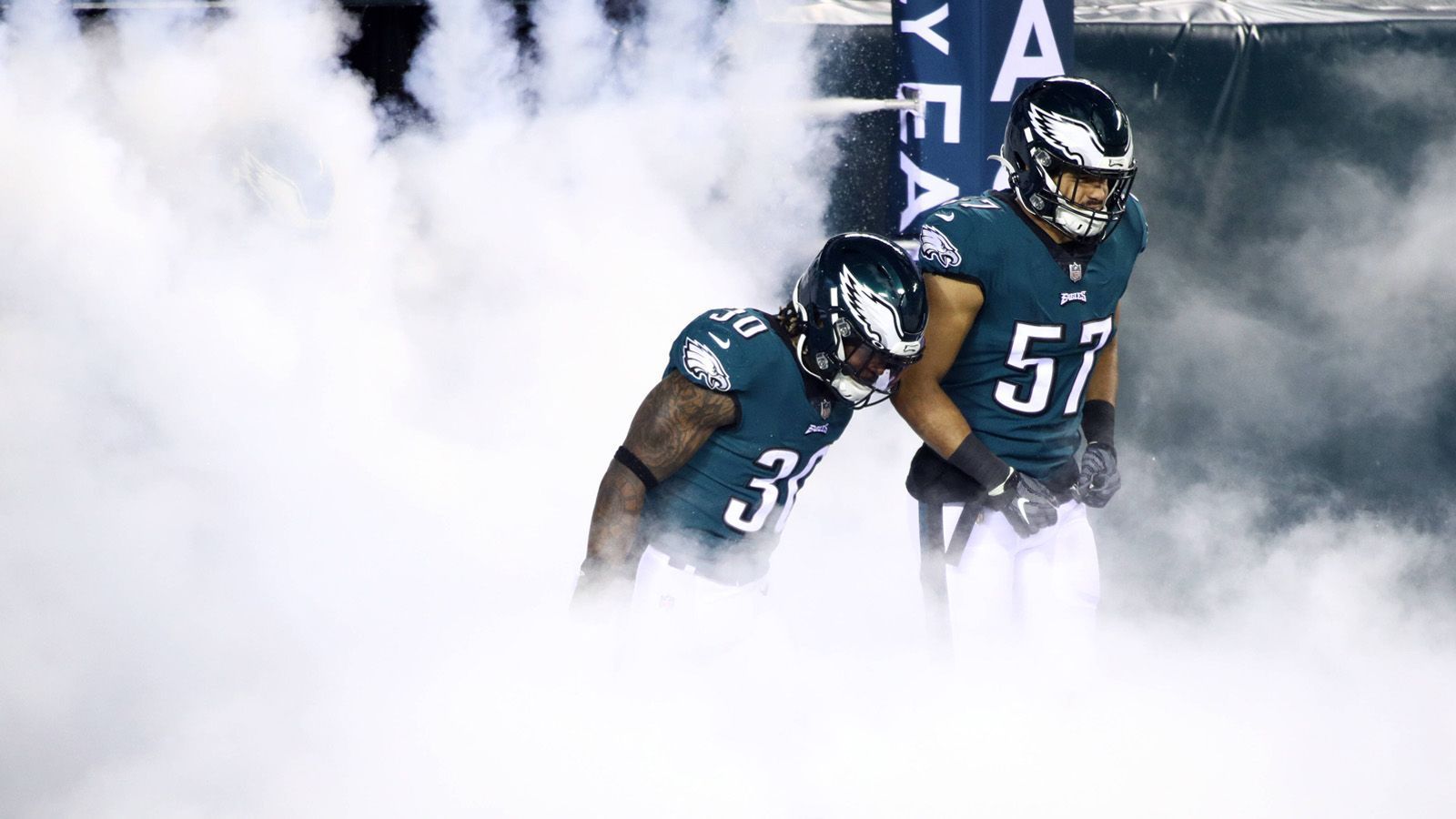 
                <strong>Philadelphia Eagles </strong><br>
                Die Philadelphia Eagles haben nächstes Jahr wohl das höchste Draft-Kapital aller NFL-Teams zu bieten. Die Franchise besitzt für den NFL Draft 2022 bereits zwei Erstrunden-Picks und zwei Zweitrunden-Picks. Es könnten sogar drei Erstrunden-Picks sein, sofern der nach Indianapolis getradete Quarterback Carson Wentz 75 Prozent aller Snaps spielt bzw. 70 Prozent aller Snaps und die Colts in die Playoffs gelangen. Kurzum: Sie könnten sich Watson leisten. Ob Jalen Hurts als Franchise-Quarterback taugt, ist zumindest unsicher. Backup Joe Flacco ist bereits 36 Jahre alt. Watson könnte die Lösung sein.
              