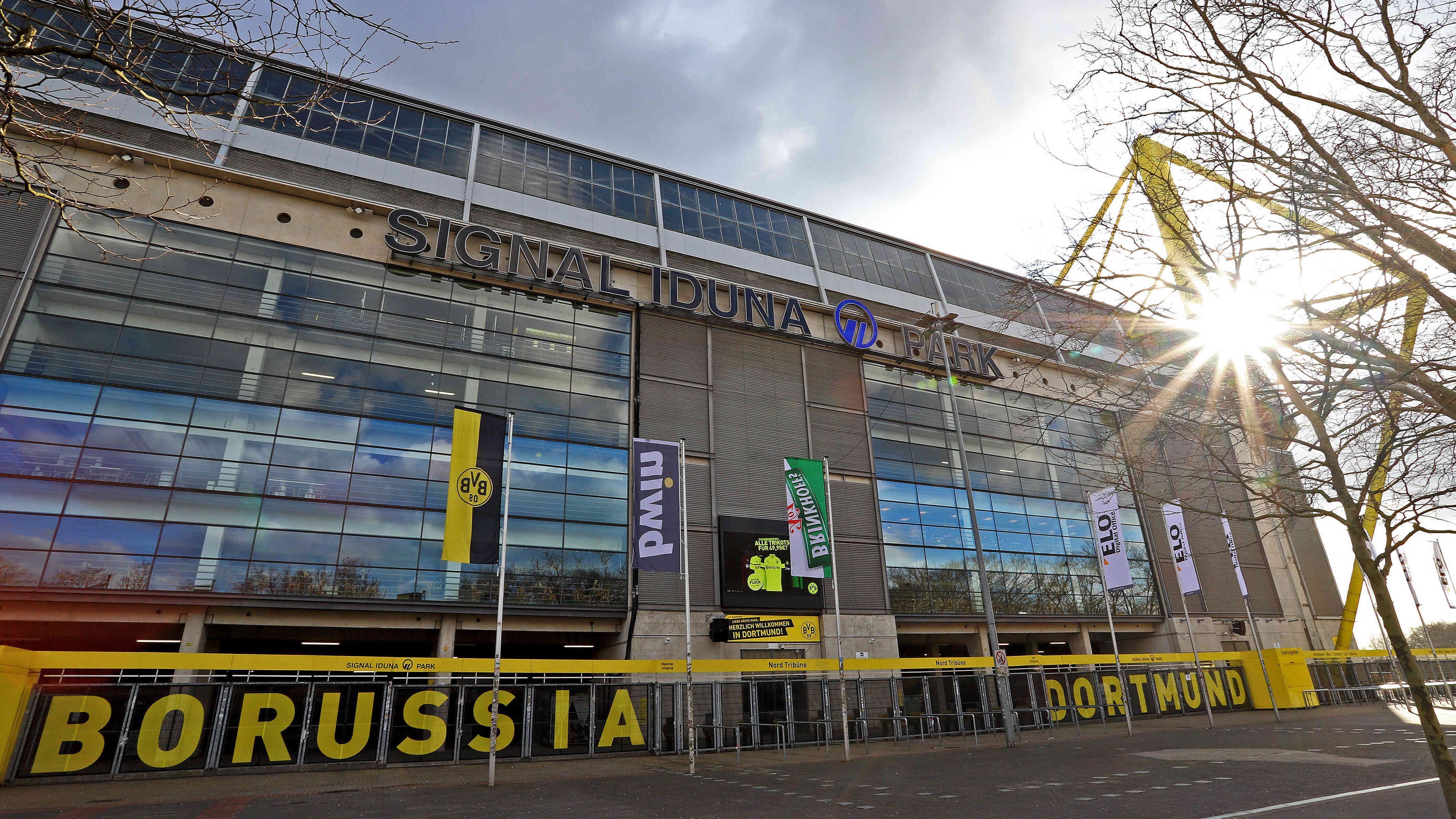 
                <strong>Borussia Dortmund</strong><br>
                Borussia Dortmund spielt noch immer im Westfalenstadion, das inzwischen "Signal Iduna Park" heißt.
              