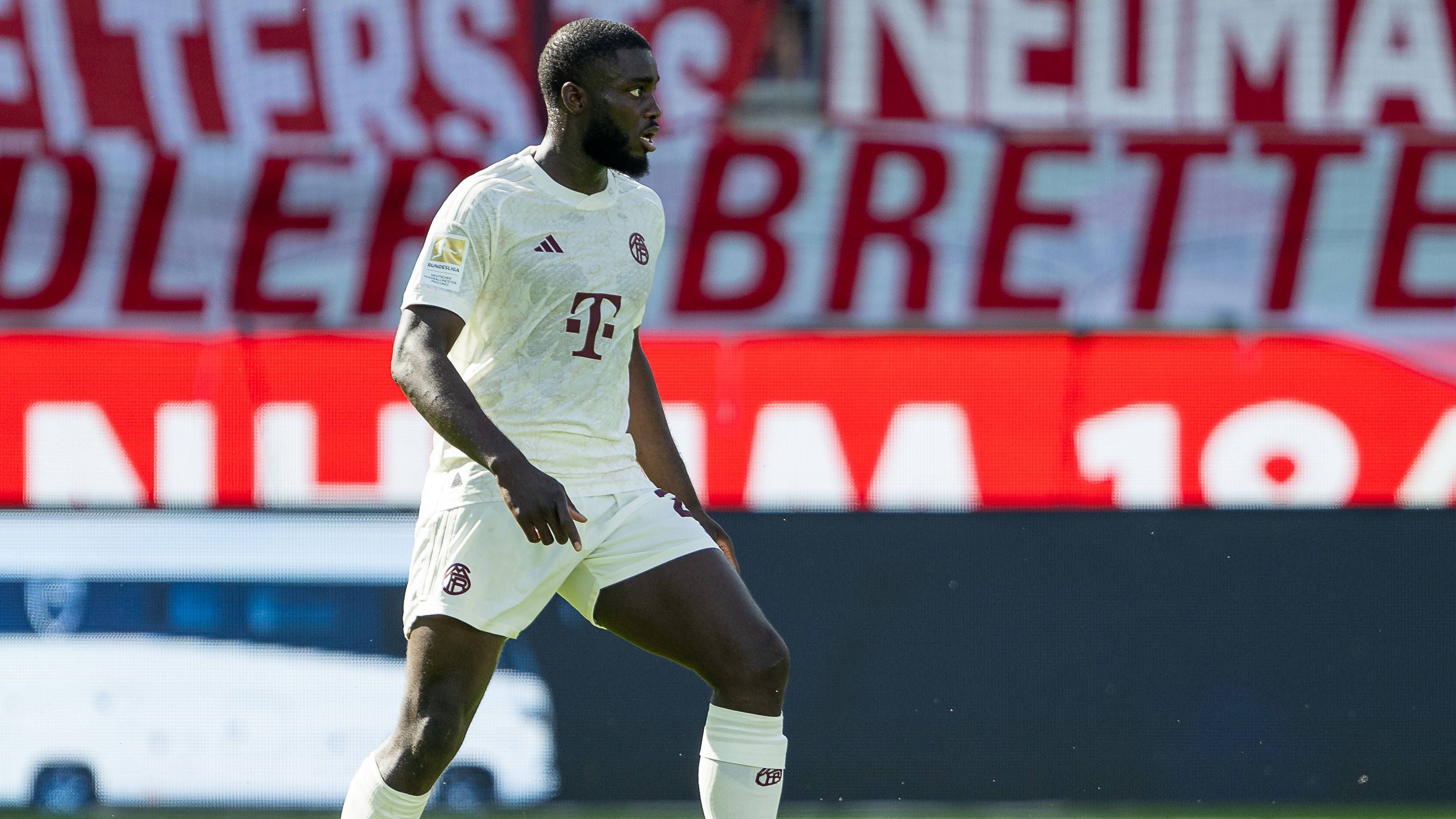 <strong>Dayot Upamecano - STREICHKANDIDAT</strong><br>Auch in seinem dritten Bayern-Jahr fehlt dem Innenverteidiger immer noch die auf Topniveau benötigte Konstanz. Platzverweise, grobe Schnitzer und Unsicherheiten sammelt er mittlerweile häufiger als Weltklasse-Aktionen. Bei einem Marktwert von 50 Millionen Euro und einer Vertragslaufzeit bis 2026 wäre ein Verkauf lukrativ. Die Bayern dürften wohl auch darüber nachdenken.