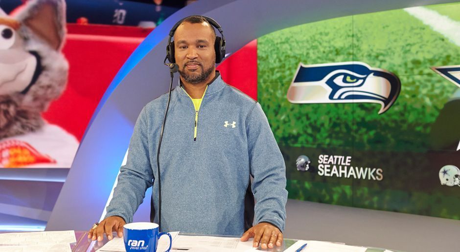 
                <strong>Patrick Esume</strong><br>
                Vor den Divisional-Playoffs in der NFL tippt ranNFL-Experte Patrick Esume den Ausgang der Partien. ran.de präsentiert seine Prognosen. (Alle Spiele der Playoffs bis hin zum Super Bowl gibt es live auf ProSieben MAXX bzw. in SAT.1 und im kostenlosen Stream auf ran.de)
              