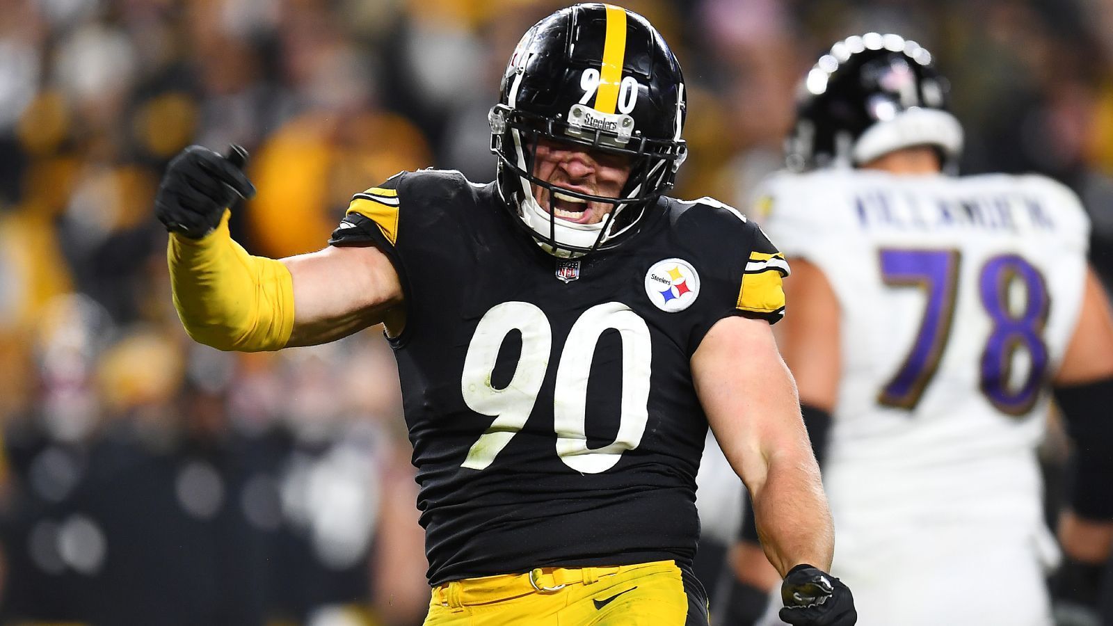 
                <strong>Gewinner: T.J. Watt (Pittsburgh Steelers)</strong><br>
                Der größte Gewinner war an diesem Wochenende T.J. Watt. Der Favorit für den "Defensive Player of the Year Award" erreichte mit seinen Pittsburgh Steelers dank eines dramatischen Overtime-Sieges gegen die Baltimore Ravens und eines noch dramatischeren Overtime-Sieges der Las Vegas Raiders über die Los Angeles Chargers doch noch die Playoffs. Watt persönlich stellte zudem dank eines Sacks in der ersten Hälfte den Rekord von Michael Strahan für Sacks in einer Saison ein. Beide liegen nun gleichauf mit 22,5.
              