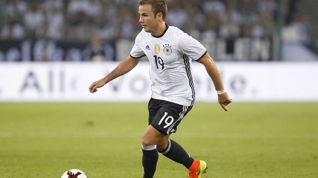 
                <strong>Mario Götze</strong><br>
                Mario Götze: Ein Streitfall, ganz klar. Bei Borussia Dortmund ist er nach seiner Rückkehr auf einem guten Weg zum Stammspieler. So wirklich spektakulär ist sein Spiel zwar immer noch nicht, zuletzt in Leverkusen saß er auch 90 Minuten lang auf der Bank. Doch Aufwärtstendenzen sind klar zu erkennen. Dass die Schlagzeilen um ihn weniger geworden sind, ist in seinem Fall vor allem ein gutes Zeichen. Auch die Anfeindungen der BVB-Fans haben deutlich abgenommen. Seine Berufung zur Nationalmannschaft dürfte ihm weitere Spielpraxis bescheren, denn schließlich setzt Löw - gerade angesichts des Ausfalls von Mario Gomez - ohne Vorbehalte auf den 24-jährigen Offensiv-Allrounder.
              