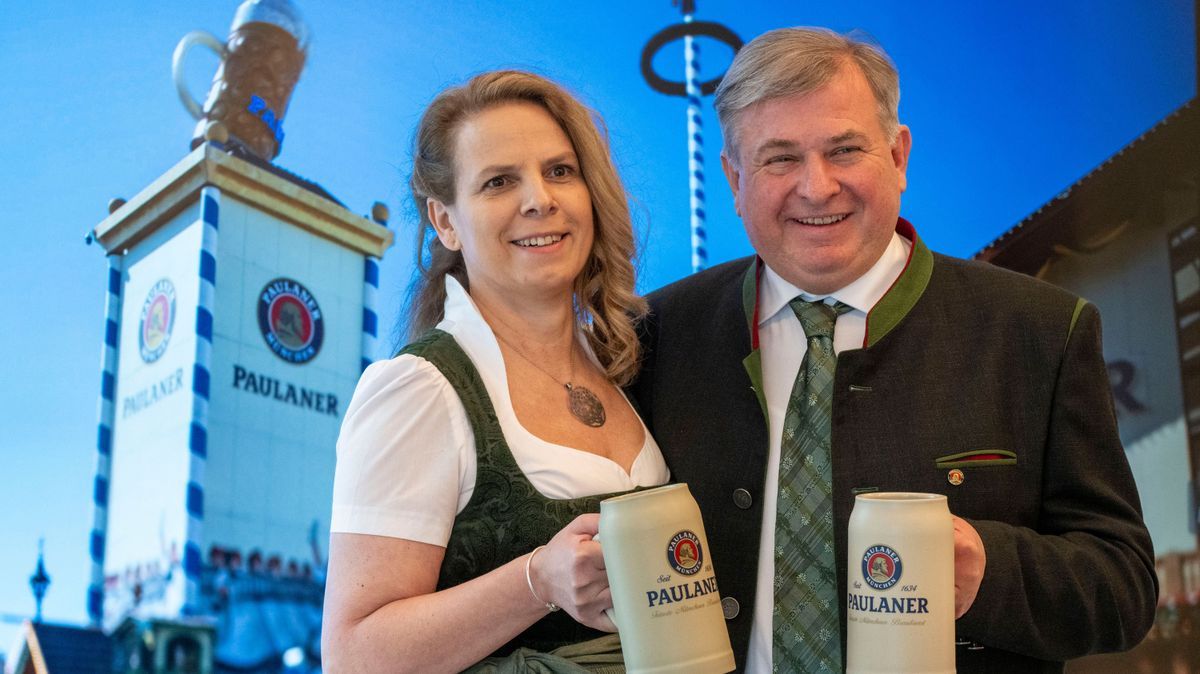 Christine und Lorenz Stiftl stehen bei ihrer Vorstellung als Nachfolger von Wiesn-Wirtin A. Schörghuber in der Paulaner-Brauerei am Nockherberg.