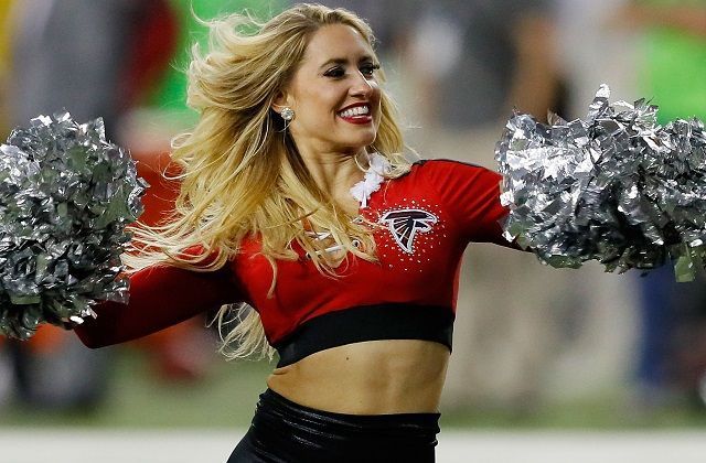 
                <strong>falcons</strong><br>
                Das Kostüm dieser Falcons-Cheerleaderin ist nicht übertrieben weihnachtlich. Aber immerhin ist rot dabei. Und schön ist es allemal.
              