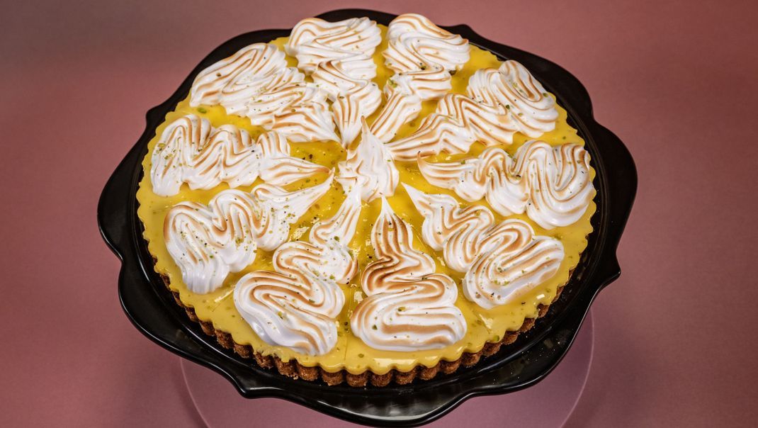 Haselnuss-Mürbteig mit Cheesecake-Füllung, Passionsfrucht Curd und Baiser