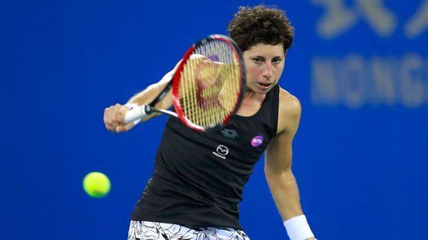 
                <strong>Carla Suarez Navarro (Nicht qualifiziert - 3061 Punkte)</strong><br>
                Nach nur drei Halbfinalteilnahmen 2016 stehen die Chancen für die Spanierin schlecht, sich für die WTA-Finals zu qualifizieren. Dabei begann die Saison mit dem Titel in Doha vielversprechend. Doch nach ihrem Zweitrundenaus in Wuhan kassierte Navarro in Peking sogar eine Auftakt-Niederlage und kann sich nur noch geringe Hoffnungen auf eine Teilnahme beim Abschlussturnier in Singapur machen. Auch sie spielt mit Keys, Muguruza und Cibulkova diese Woche in Linz um die letzten Punkte für Singapur.
              