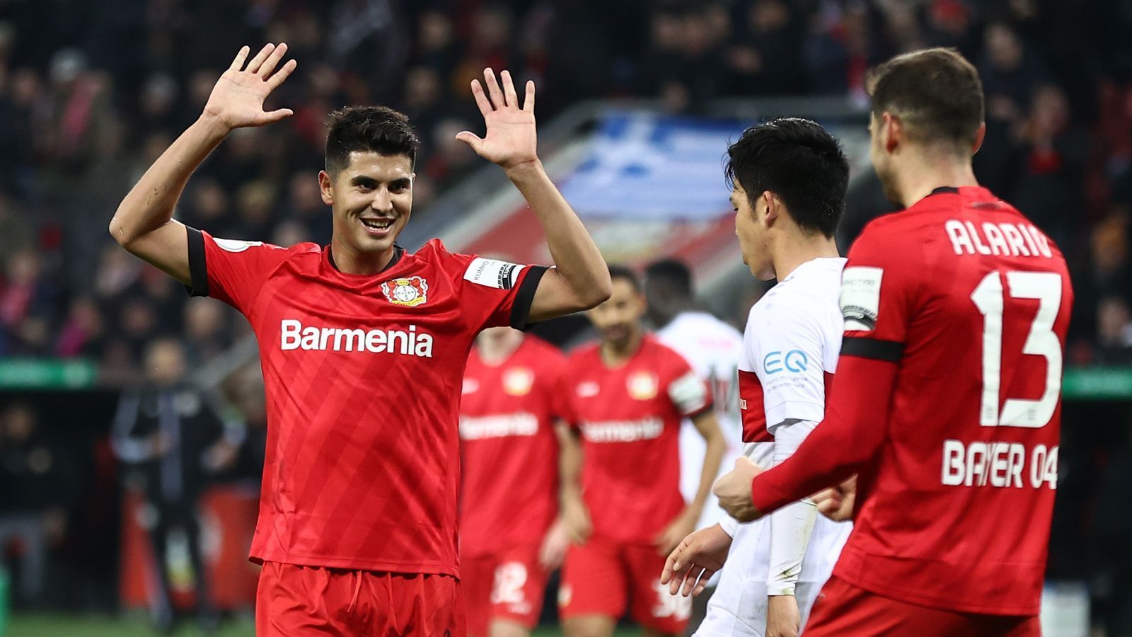 
                <strong>Exequiel Palacios</strong><br>
                Nach dem Restart musste sich Palacios zumeist mit der Zuschauer-Rolle begnügen. Doch nicht ohne Grund gilt der 21-Jährige in seiner Heimat als eines der größten Talente überhaupt. Mit 19 wurde er das erste Mal in die A-Nationalmannschaft berufen. Palacios ist ein klassischer "Box-to-Box"-Spieler. Ein Achter, der viel läuft, um defensiv auszuhelfen und offensiv mit präzisen Pässen zu glänzen. Gegen Glasgow durfte er endlich mal von Beginn ran und wusste zu überzeugen. Gut möglich, dass er auch gegen Inter zeigen darf, was er kann.
              