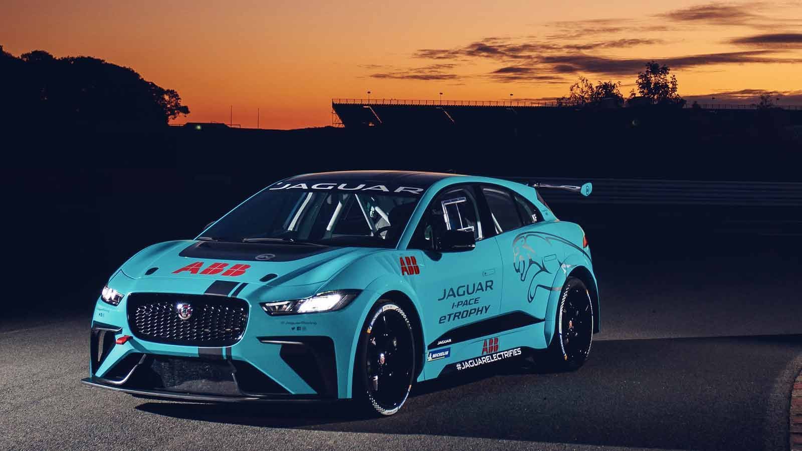 
                <strong>Jaguar I-PACE eTrophy: So sehen die Autos aus</strong><br>
                Mehr noch: Die Fahrer trafen die zudem die Ingenieure und Techniker, um bereits mögliche Fahrwerksabstimmungen und Rennstrategien zu besprechen.
              