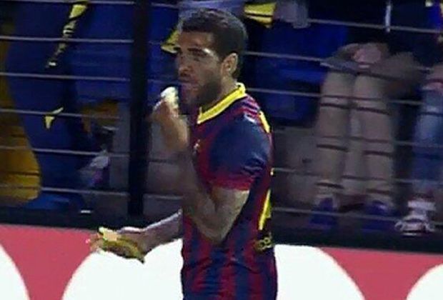 
                <strong>Dani Alves </strong><br>
                Eine Szene, die um die Welt geht. Beim Spiel des FC Barcelona bewerfen Fans des FC Villarreal Dani Alves mit einer Banane. Der Brasilianer reagiert gelassen, hebt die Frucht auf, und beißt einfach rein.
              