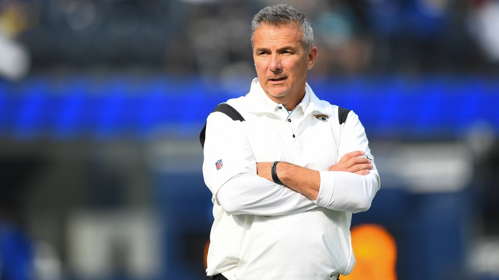 
                <strong>Das Aus von Urban Meyer bei den Jacksonville Jaguars</strong><br>
                Das Aus von Urban Meyer als Head Coach der Jacksonville Jaguars kam nicht überraschend. Schon nach 13 Spielen wurde der 57-Jährige entlassen, viel schwerer als die sportliche Bilanz von 2-11 wiegten aber die vielen Skandale, die sich Meyer während der Saison leistete. Sie begannen mit einer Rassismus-Kontroverse um einen seiner neu eingestellten Mitarbeiter und führten zu einem unglücklichen Video mit einer jungen Frau, das ihn in Erklärungsnot brachte. Dazu gab es immer wieder Unruhe im Team und Unstimmigkeiten zwischen Head Coach und den Spielern. Die Erwartungen an einen der erfolgreichsten College-Football-Coaches waren vorher hoch in Jacksonville, im Nachhinein muss das Experiment jedoch als gescheitert angesehen werden. 
              