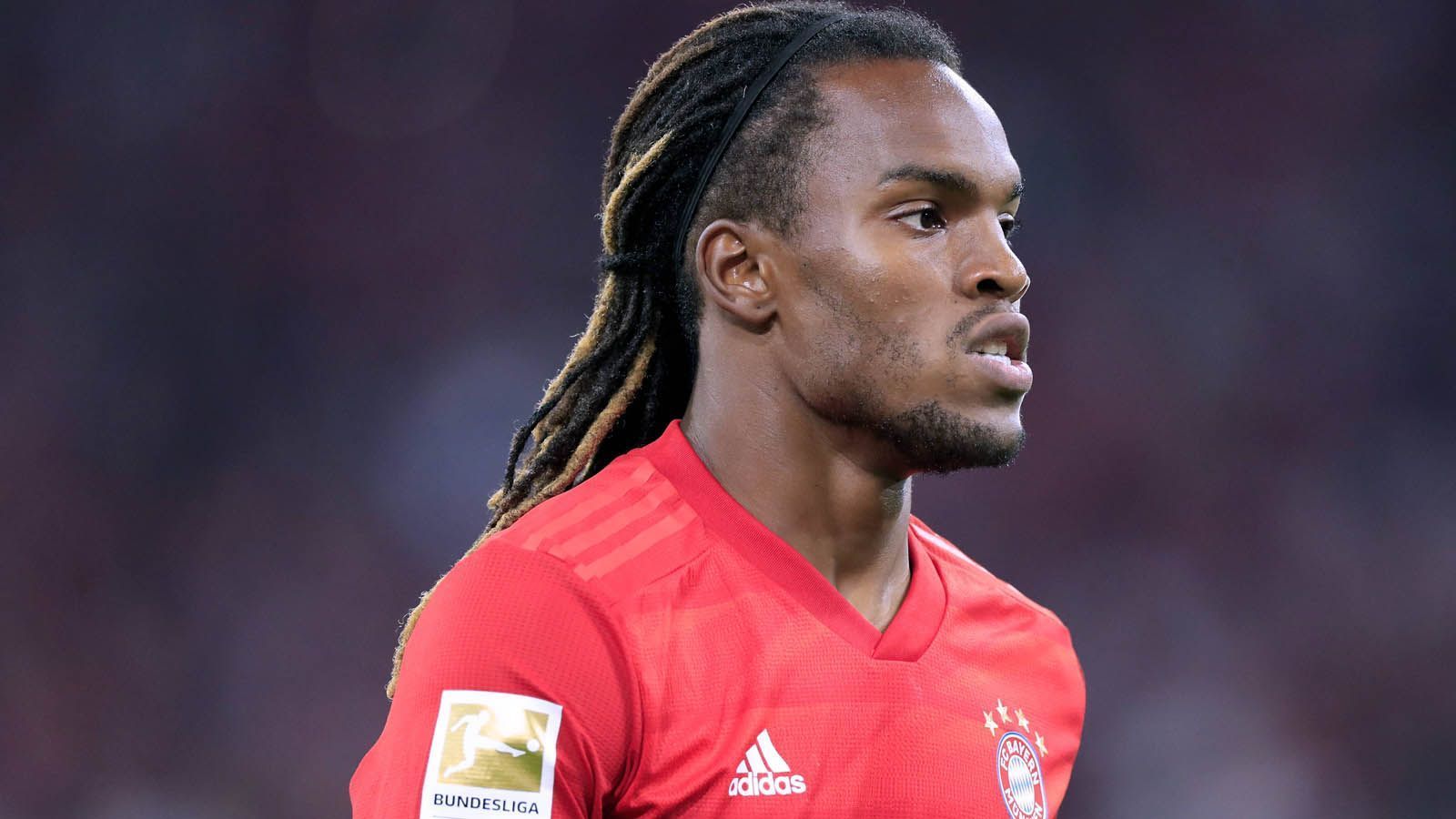 
                <strong>Renato Sanches</strong><br>
                Er war ein extrem teurer Fehlgriff. Zur Saison 2016/17 verpflichtete der FC Bayern den damals 19-jährigen Sanches für sage und schreibe 35 Millionen von Benfica Lissabon. Der Youngster galt als einer der besten Nachwuchsspieler Europas, was er bei den Bayern aber nie unter Beweis stellen konnte. Der Mittelfeldspieler, der mit enormen Leistungsschwankungen zu kämpfen hatte, wurde erst nach Swansea ausgeliehen, im August 2019 dann endgültig zum OSC Lille abgegeben.
              