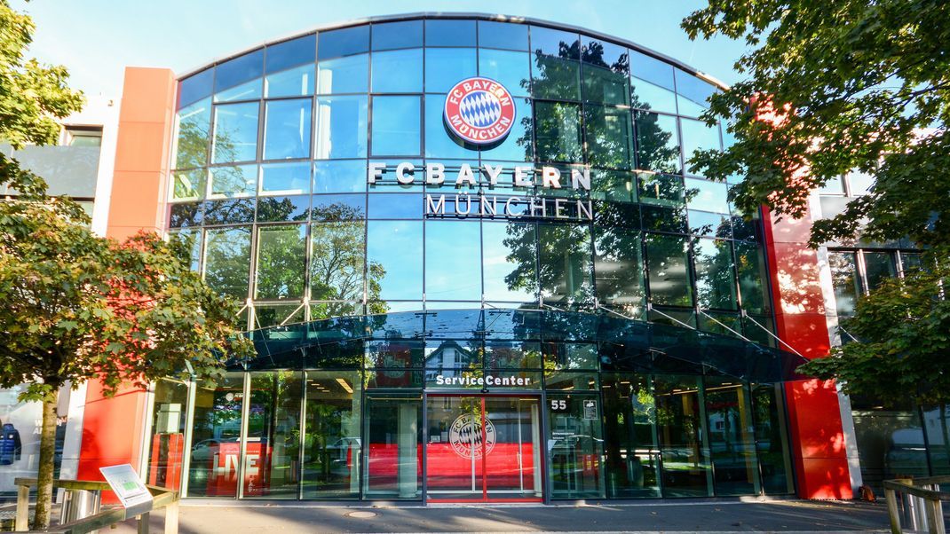 Die FC Bayern Zentrale in der Münchner Säbener Straße steht vor einem spannenden und sicher auch teuren Transfer-Sommer.
