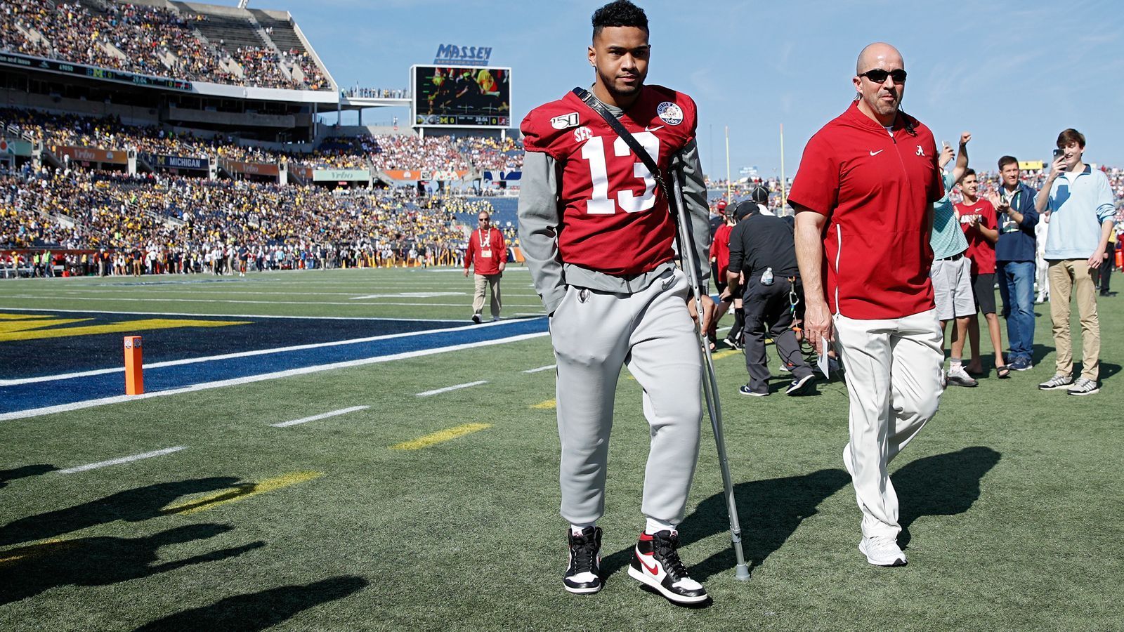 
                <strong>Tua Tagovailoa (Alabama Crimson Tide)</strong><br>
                Tua Tagovailoa kehrt den Alabama Crimson Tide den Rücken und geht ein Jahr vor Ende seiner College-Zeit in die NFL. Der Quarterback, der aufgrund einer Hüftverletzung die letzten Spiele seiner Mannschaft verpasst hatte, meldet sich für den NFL-Draft im April 2020 in Nevada an.
              