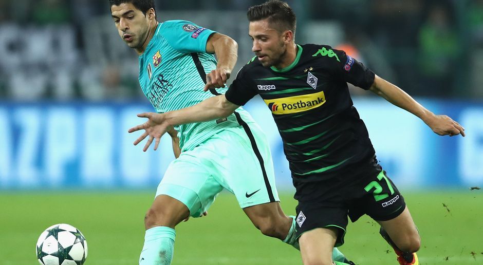 
                <strong>Julian Korb (Borussia Mönchengladbach)</strong><br>
                Julian Korb: Riesen-Tat in der 20. Minute! Nach einem schönen Kombinationsspiel der Katalanen rettete Korb mit einer Grätsche den wahrscheinlichen Rückstand. Hatte mit Neymar ansonsten alle Hände voll zu tun. Größte Aufgabe: Bloß kein Bein zu lange stehen lassen, damit der Barca-Stürmer einen Freistoß herausholen konnte. Hat Korb gut gemacht. ran-Note: 2-
              