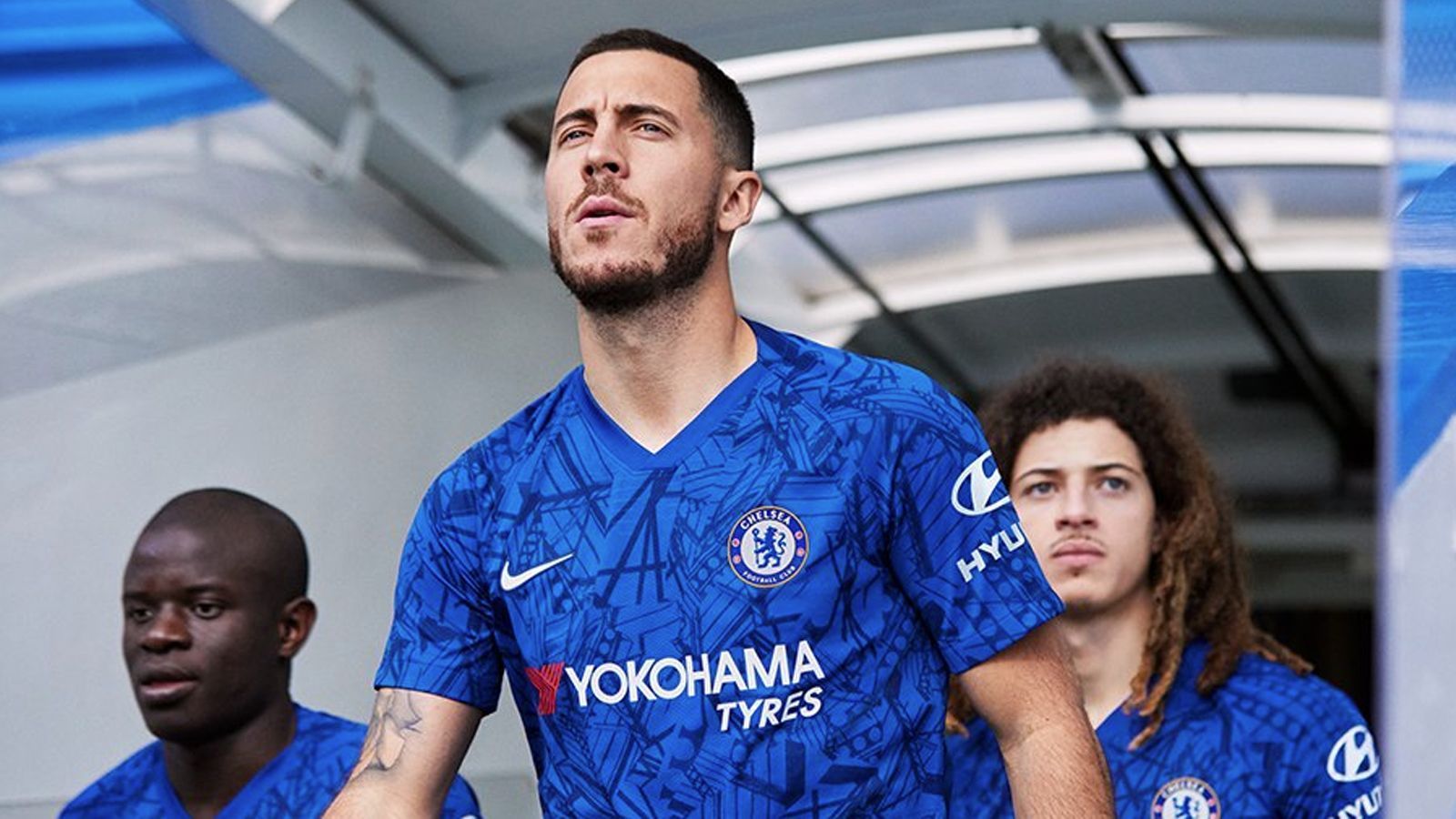 
                <strong>FC Chelsea</strong><br>
                Der FC Chelsea hat die neuen Trikots für die kommende Saison bekannt gegeben. Präsentiert wurde das Trikot noch von Eden Hazard, der mittlerweile zu Real Madrid gewechselt ist. Der erste Spott hat auch nicht lange auf sich warten lassen: durch das besondere Muster wurde sofort von manchen der Vergleich mit Bahn-Sitzen hergestellt. 
              