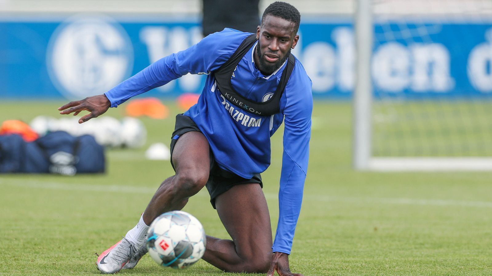 
                <strong>Salif Sane (FC Schalke 04)</strong><br>
                Die Schalker können nach zwölf sieglosen Bundesliga-Spielen in Serie jeden Mann im Saison-Endspurt gut gebrauchen. Doch gleich mehrere Spieler müssen die Gelsenkirchener wegen Verletzungen bis zum Ende der Spielzeit ersetzen. Einer dieser verletzten Stars ist Innenverteidiger Salif Sane. Wie S04 unmittelbar vor dem 31. Spieltag bekanntgab, fällt der Senegalese wegen eines Muskelfaserrisses für die verbleibenden vier Begegnungen aus. Schon zwischen dem 11. und 25. Spieltag fehlte Sane lange wegen einer Knieverletzung.
              