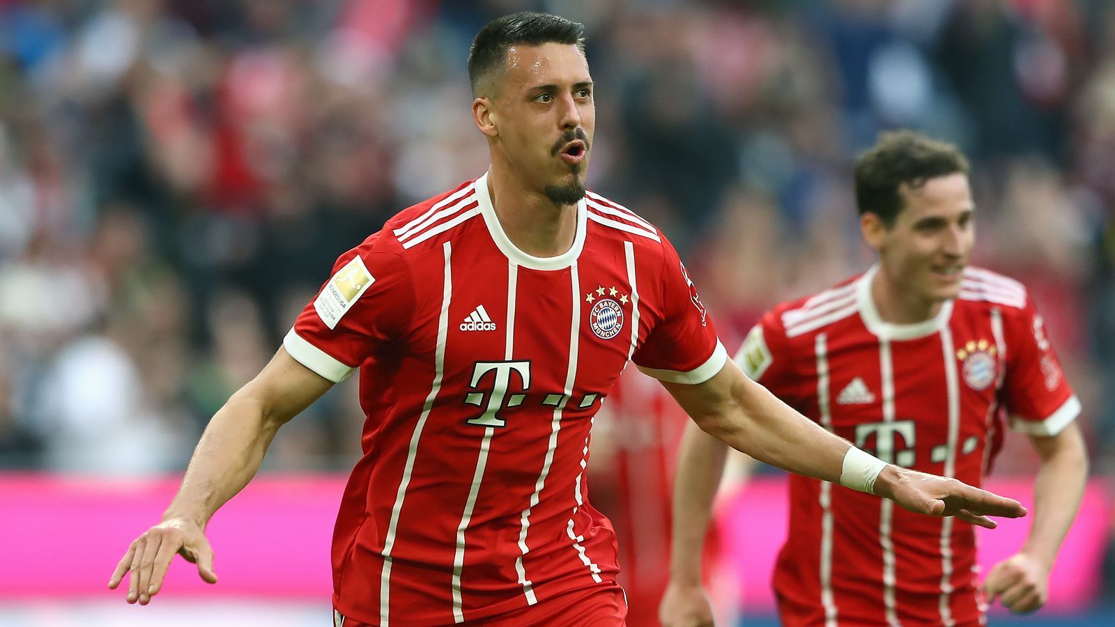 
                <strong>Sandro Wagner (FC Bayern München)</strong><br>
                Lewandowski-Backup Sandro Wagner könnte mit einem Abschied des Star-Stürmers mehr Einsatzzeit bei den Bayern winken - zumindest zum Saisonstart. Der 1,94-Meter-Hüne kam im Winter auch auf Wunsch des Polen nach München, um Lewy zu entlasten. Kam Wagner ins Spiel, hat er seinen Job nicht schlecht gemacht. Aber ist der Ex-Hoffenheimer wirklich ein adäquater Nachfolger für Lewandowski? Wohl eher nicht. Und so schauen sich die Münchner offenbar national wie international um. Somit wird Wagner voraussichtlich auch in der neuen Saison Backup bleiben. Nur von wem ist die Frage ... 
              