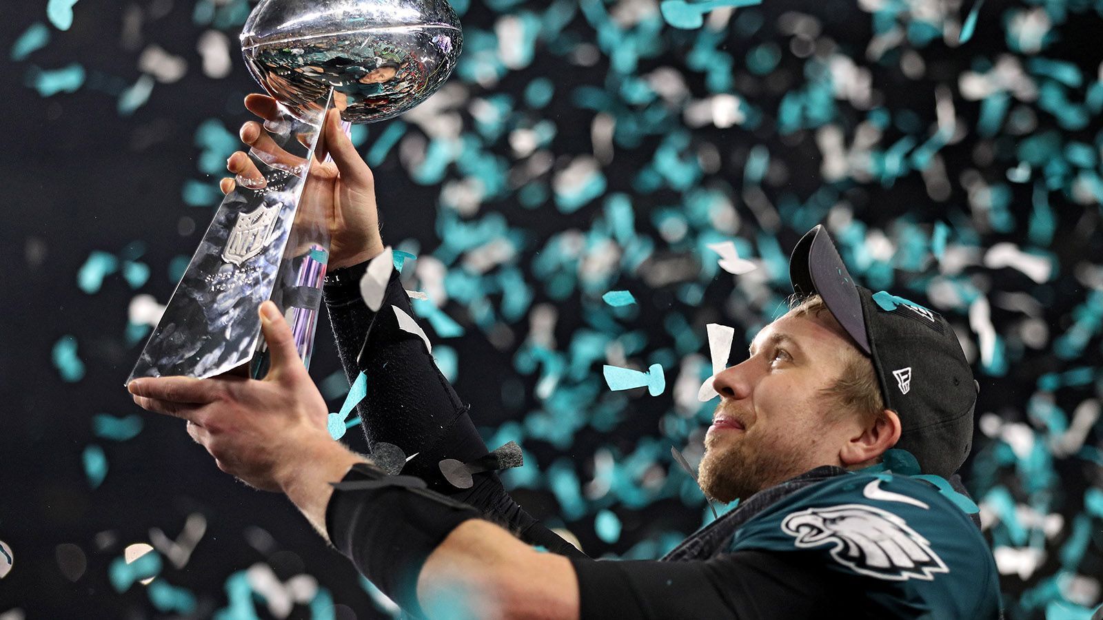 
                <strong>Super Bowl</strong><br>
                Jeder Spieler würde vermutlich liebend gern auf den Pro Bowl verzichten, wenn er dafür mit seinem Team im Super Bowl stehen würde. Hier winken dem Super-Bowl-Champion der Saison 2018 118.000 US-Dollar (ca. 103.300 Euro), den Profis der unterlegenen Franchise immerhin noch 59.000 US-Dollar (ca. 51.600 Euro).
              