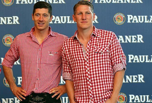 
                <strong>FC Bayern beim Paulaner-Shooting</strong><br>
                Intergration bayrischer Art: Nationalspieler Bastian Schweinsteiger posiert mit dem ehemaligen Borussen Robert Lewandowski im karierten Hemd für die Medien.
              