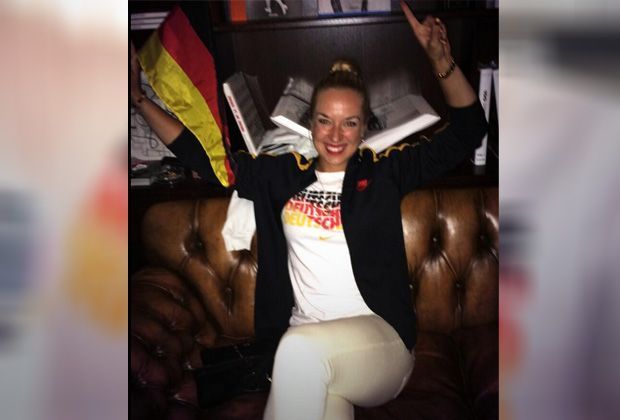 
                <strong>Lisickis Weltmeister-Selfies</strong><br>
                Das Grinsen ist fast so breit wie bei Lukas Podolski: Sabine Lisicki freut sich über den WM-Titel der deutschen Fußball-Nationalmannschaft. 
              