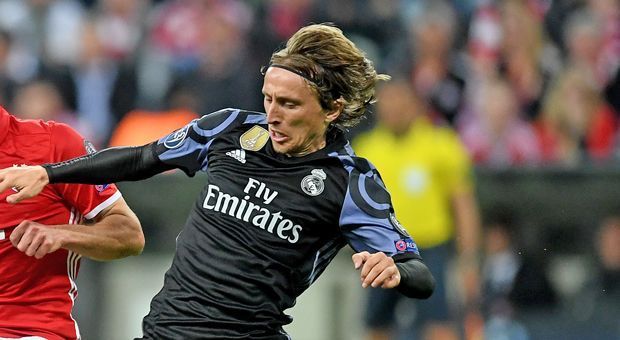 
                <strong>Luka Modric (Real Madrid)</strong><br>
                Wird im Aufbauspiel oft gesucht und trägt die Kugel über die Mittellinie. Der Kroate zeigt sich oft und fordert auch den Ball, taucht jedoch mit zunehmender Spieldauer mehr und mehr ab. In der zweiten Hälfte legt er Bales Kopfballchance gekonnt auf. Macht in der Schlussminute Platz für Kovacic. ran-Note: 3
              