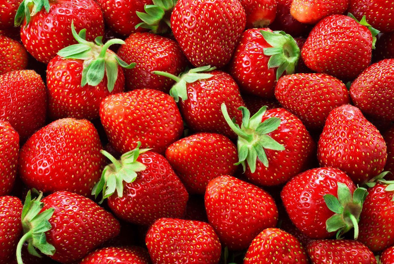 Erdbeeren in zwei Drittel Wasser und ein Drittel Essig legen. Apfel- oder weißer Essig schmecken am neutralsten. Abschlussdusche unter kaltem Wasser.