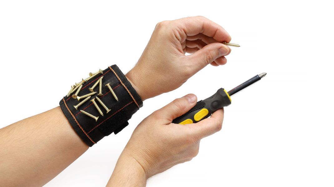 Ein Magnetarmband ist für Heimwerker ein praktisches Tool, wenn man schnell und einfach an Schrauben oder andere Kleinteile während der Arbeit kommen will.