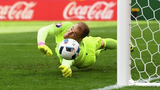 
                <strong>Joe Hart (Manchester City)</strong><br>
                Joe Hart (Manchester City): Pep Guardiola holte nach seinem Dienstantritt bei Manchester City zum Kahlschlag aus. Ein prominentes Opfer: die englische Nummer eins im Tor, Joe Hart. Guardiola setzte dem 29-Jährigen kurzerhand Claudio Bravo vom FC Barcelona vor die Nase. Die Suche nach einem neuen Arbeitgeber gestaltet sich für Hart allerdings schwierig. Interesse soll es laut "Sunday Express" beim FC Turin oder beim AFC Sunderland geben. Beide Alternativen dürften bei Hart allerdings keine Begeisterungsstürme auslösen.
              