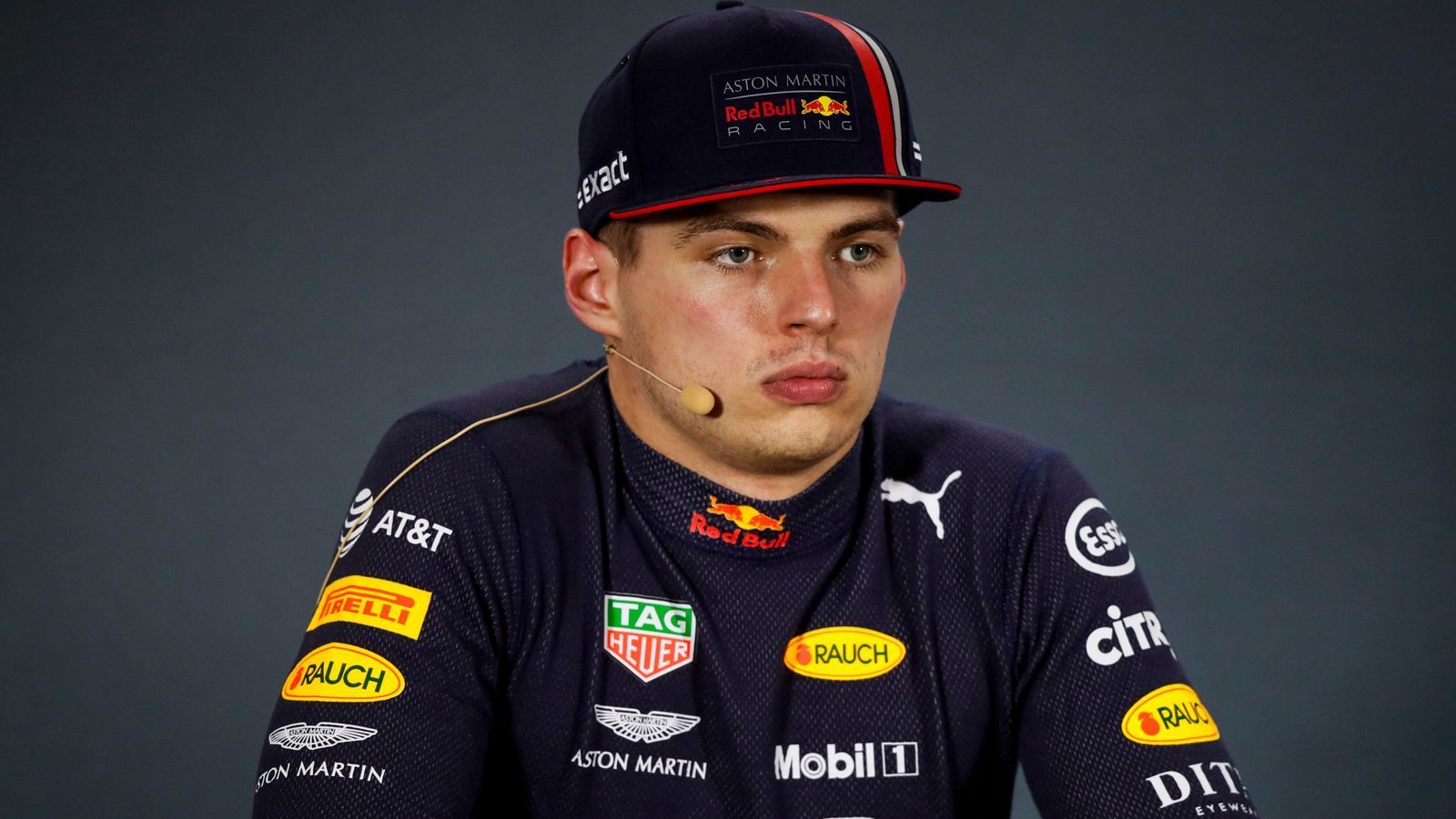 
                <strong>2. Max Verstappen (Red Bull Racing)</strong><br>
                Ein Weltmeister im falschen Auto. Was er teilweise abliefert, ist magisch. Ungarn, Spielberg, Brasilien - Verstappen bedeutet Spektakel! Hin und wieder fällt er noch in alte Muster zurück, tritt aber deutlich seltener als Rambo-Dickkopf auf. Ließ trotzdem teils dadurch Punkte liegen wie bei seinem dämlichen Manöver in Kurve 1 in Belgien gegen Räikkönen. Hatte aber auch manchmal Pech, wie bei dem Auffahrunfall von Vettel in Großbritannien. Scharrt ungeduldig mit den Hufen, dass er endlich ein titelfähiges Auto bekommt. Zumindest über die ganze Saison gesehen. Was man bei dem Niederländer nicht vergessen darf: Er ist erst 22 Jahre alt.
              