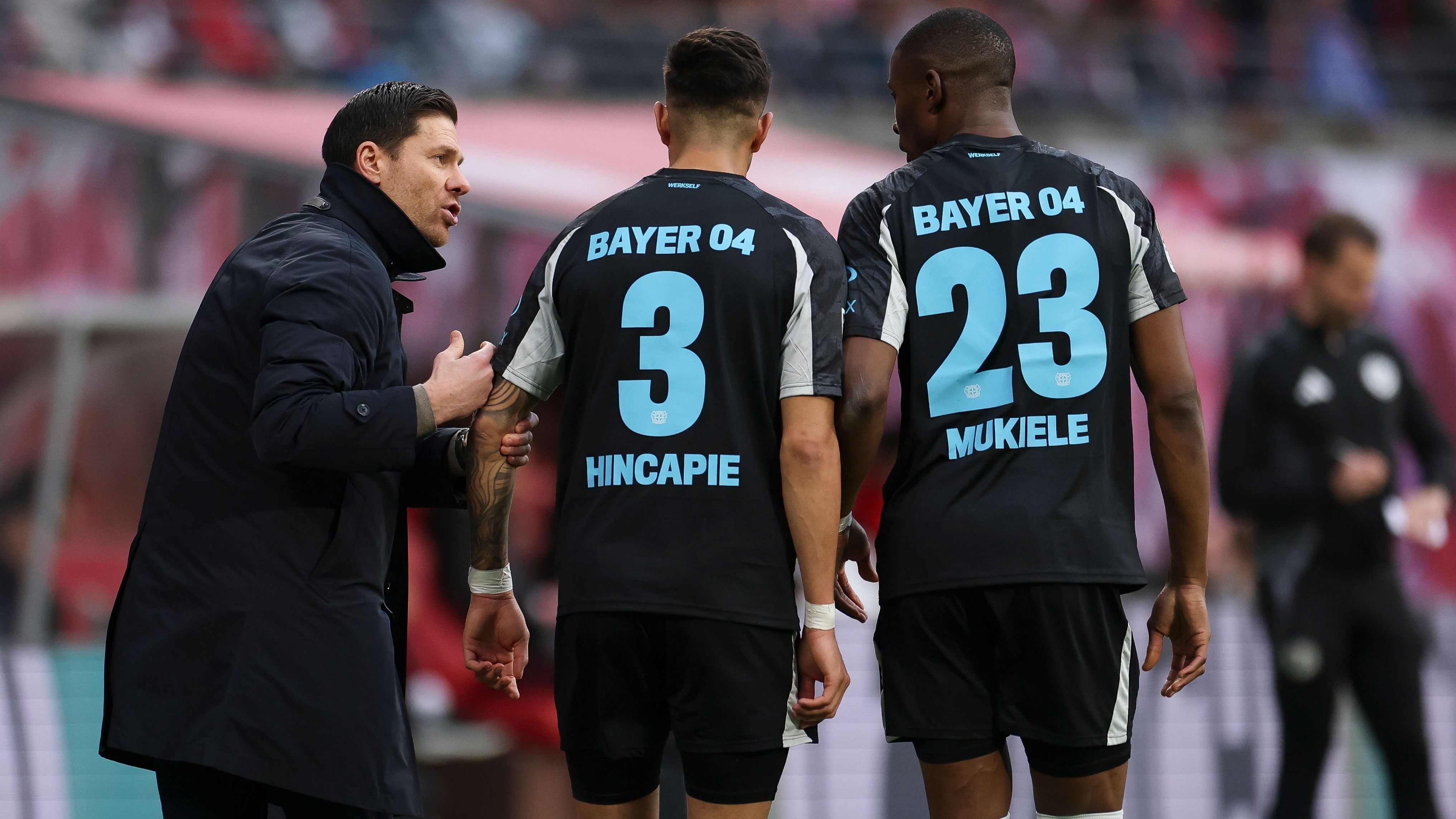 <strong>Piero Hincapie (Bayer Leverkusen)</strong><br>Der vielseitig einsetzbare Abwehrspieler aus Ecuador ist bei Alonso in Leverkusen gesetzt und hätte wohl auch in der zuletzt schwächelnden Hintermannschaft von Real gute Einsatzchancen. Da Bayer seit Sonntag den Titel in der Bundesliga auch rechnerisch nicht mehr verteidigen kann, wird mit einer baldigen Entscheidung über Xabi Alonsos Zukunft gerechnet.