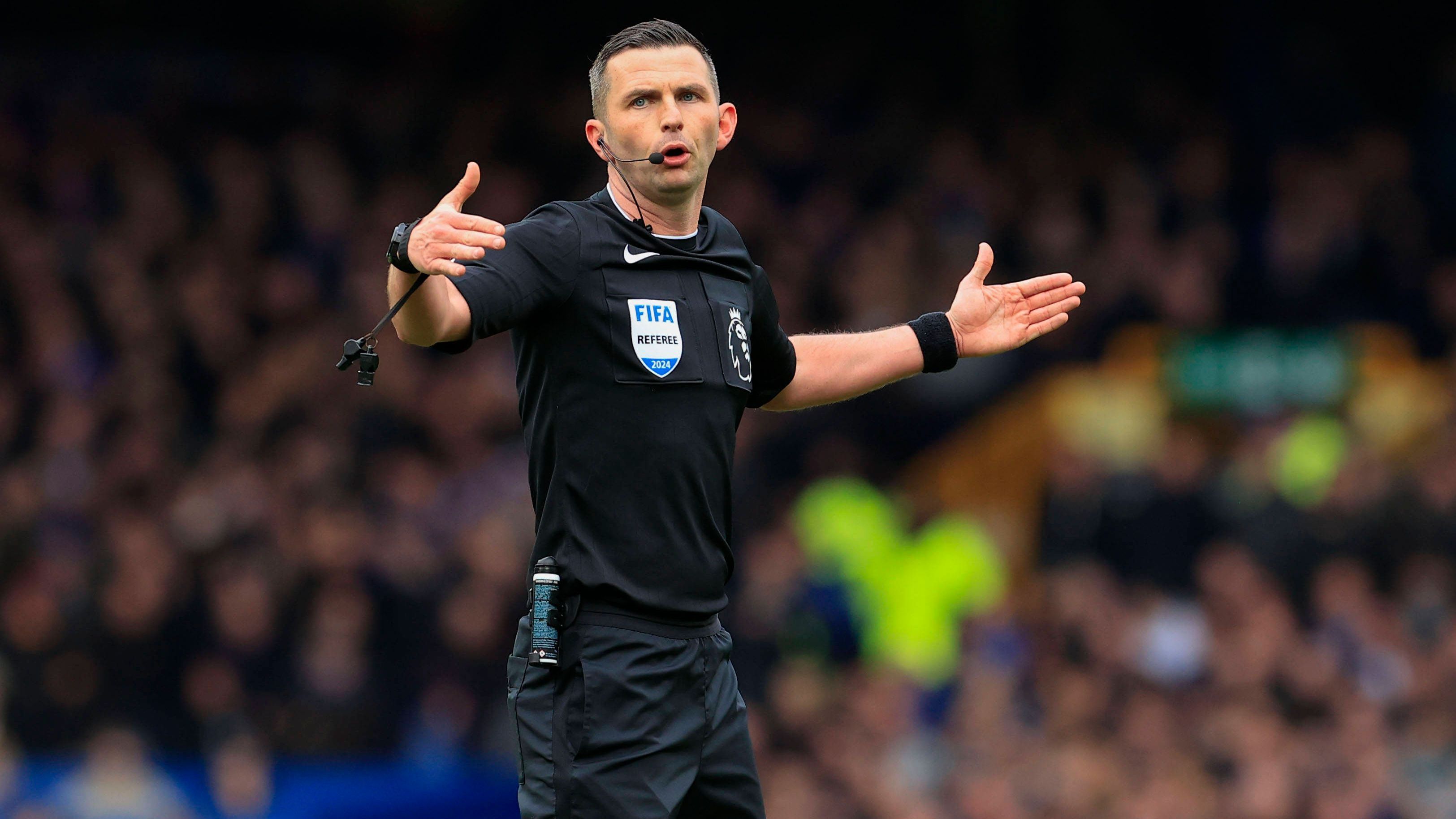 <strong>Premier-League-Schiedsrichter müssen Lieblingsklub nennen</strong><br>Die Referees in der Premier League müssen künftig offenlegen, welches Team sie am liebsten mögen. Das hat Schiri-Boss Howard Webb angekündigt. In der Vorsaison hatte Absteiger Nottingham Forest bei der Pleite gegen Everton Video-Schiri Stuart Attwell beschuldigt, ein Fan von Luton Town – dem Rivalen im Kampf um den Klassenerhalt – zu sein...