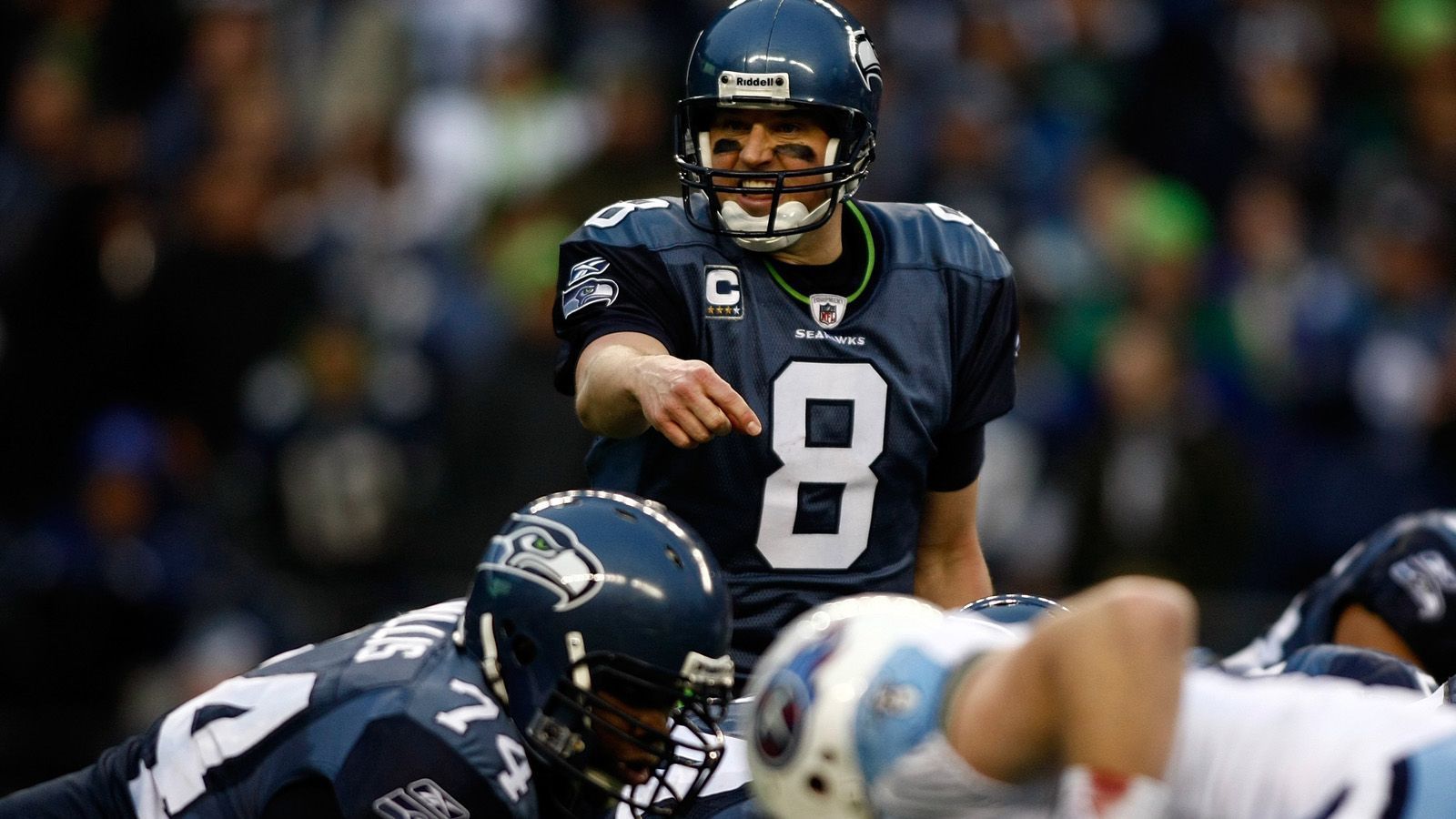 
                <strong>Seattle Seahawks in der Saison 2010</strong><br>
                Mit dem damaligen Quarterback Matt Hasselbeck siegten die Seahawks im Wild Card Game gegen die New Orleans Saints, die die Regular Season mit 11:5 beendet hatten. Anschließend ging es in der Divisional Round zu Hause gegen die Chicago Bears um den Einzug ins Conference Championship Game. Hier war Endstation für die Seahawks: die Bears um Dan LeFevour gewannen mit 35:24.
              