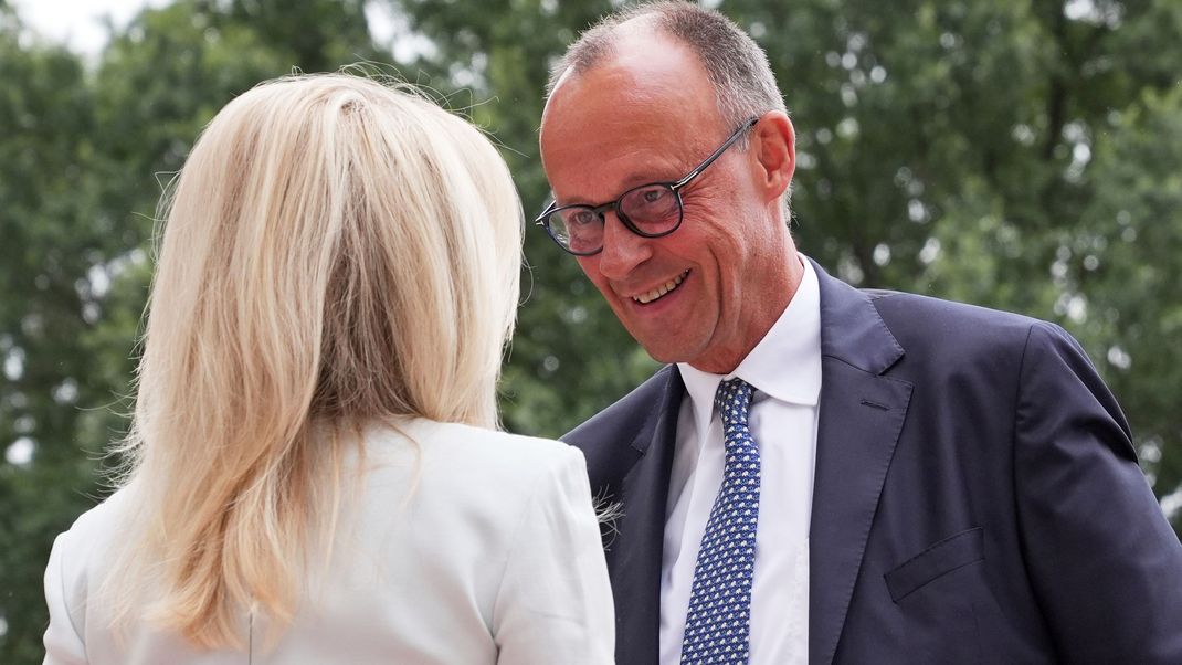 Protokollchefin des Weißen Hauses, begrüßt Bundeskanzler Friedrich Merz (CDU) bei seiner Ankunft zu einem Treffen mit US-Präsident Trump und dem ukrainischen Präsidenten Selenskyj im Weißen Haus. 