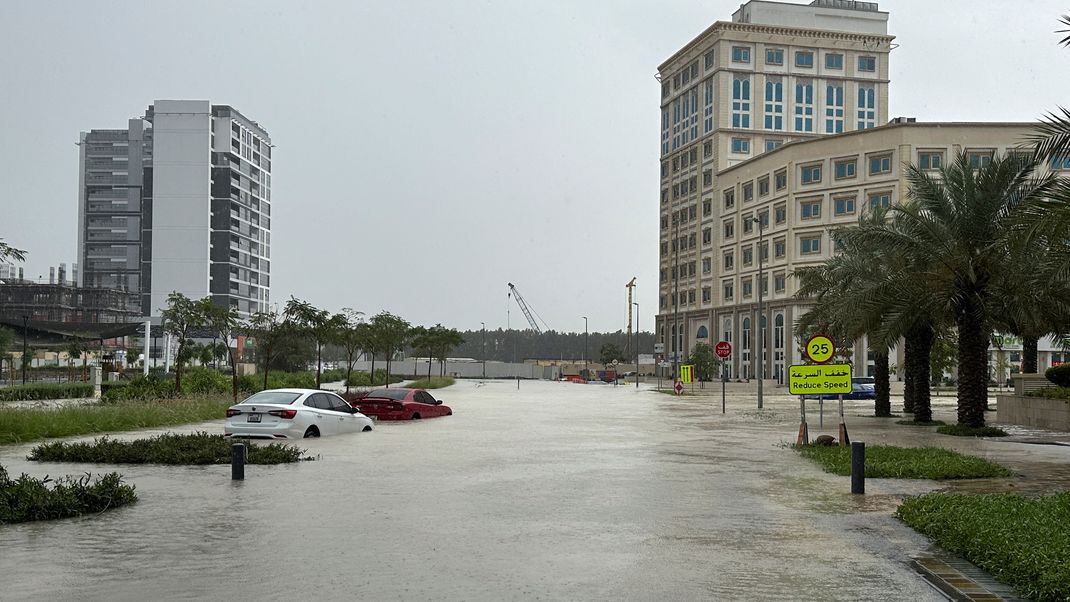 In Dubai standen nicht nur Straßen, sondern auch der Internationale Flughafen wegen heftiger Regenfälle unter Wasser. 