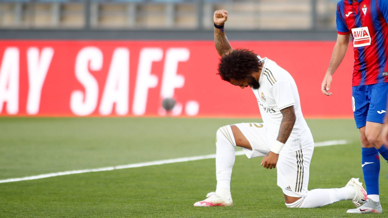 
                <strong>Marcelo (Real Madrid)</strong><br>
                Der Prominenteste ist Marcelo von Real Madrid. Nach wochenlanger Corona-Zwangspause nahm am Wochenende die spanische LaLiga ihren Spielbetrieb wieder auf. Der Brasilianer feierte seinen Treffer zum 3:0-Zwischenstand gegen Eibar mit der Kaepernick-Geste.
              