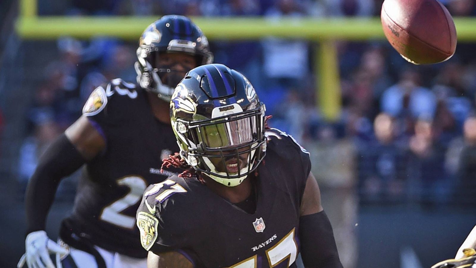 
                <strong>10. C.J. Mosley (Baltimore Ravens)</strong><br>
                Es soll bereits erste Vertragsgespräche mit dem Linebacker gegeben haben. Er hat seine fünfte Saison absolviert, er kommt in der Zeit auf 579 Tackles, 8,5 Sacks und einen Touchdown. Die Ravens wissen, was sie an dem 26-Jährigen, weshalb der viermalige Pro Bowler auch gehalten werden soll, bevor die Free Agency beginnt.
              