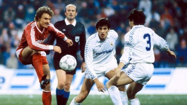 
                <strong>1988 - Viertelfinale</strong><br>
                Das Rückspiel gewinnt Real Madrid mit 2:0. Bereits in der 26. Minute muss der damalige Bayern-Keeper Jean-Marie Pfaff zum ersten Mal hinter sich greifen. Den Weg ins Halbfinale ebnet der Spanier Michel in der 41. Minute.
              