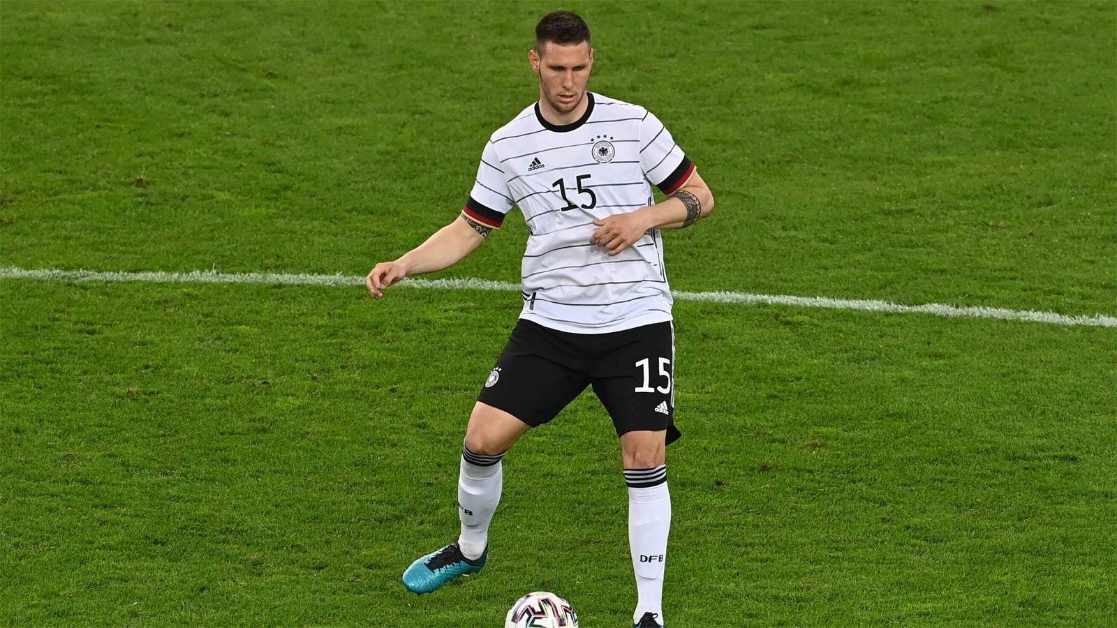 
                <strong>Abwehr: Niklas Süle</strong><br>
                &#x2022; Verein: FC Bayern München -<br>&#x2022; A-Länderspiele: 32<br>
              