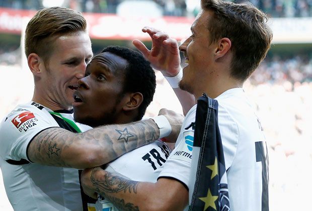 
                <strong>Gladbach beendet rabenschwarze Serie </strong><br>
                Über 26 Jahren hatte Borussia Mönchengladbach kein Heimspiel gegen Bayer Leverkusen mehr gewonnen - nun beendeten die Fohlen die längste Negativserie der Bundesliga-Geschichte. Und: Das 3:0 bringt Gladbach ganz nah an die Champions League.
              