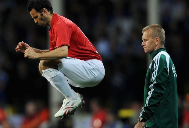 
                <strong>Ryan Giggs</strong><br>
                Zwei verlorene Finals 2009 und 2011 (jeweils gegen Barcelona) verhindern eine noch beeindruckendere Erfolgsbilanz. Der Natur geschuldet, kann Giggs nicht mehr 90 Minuten lang die Außenbahn rauf- und runterflitzen. So kommt er immer wieder als Joker ins Spiel. Insgesamt steht er für United in 881 Pflichtspielen auf dem Feld - fast 65.000 Minuten lang. Er erzielt dabei 155 Tore und bereitet 156 Treffer vor.
              