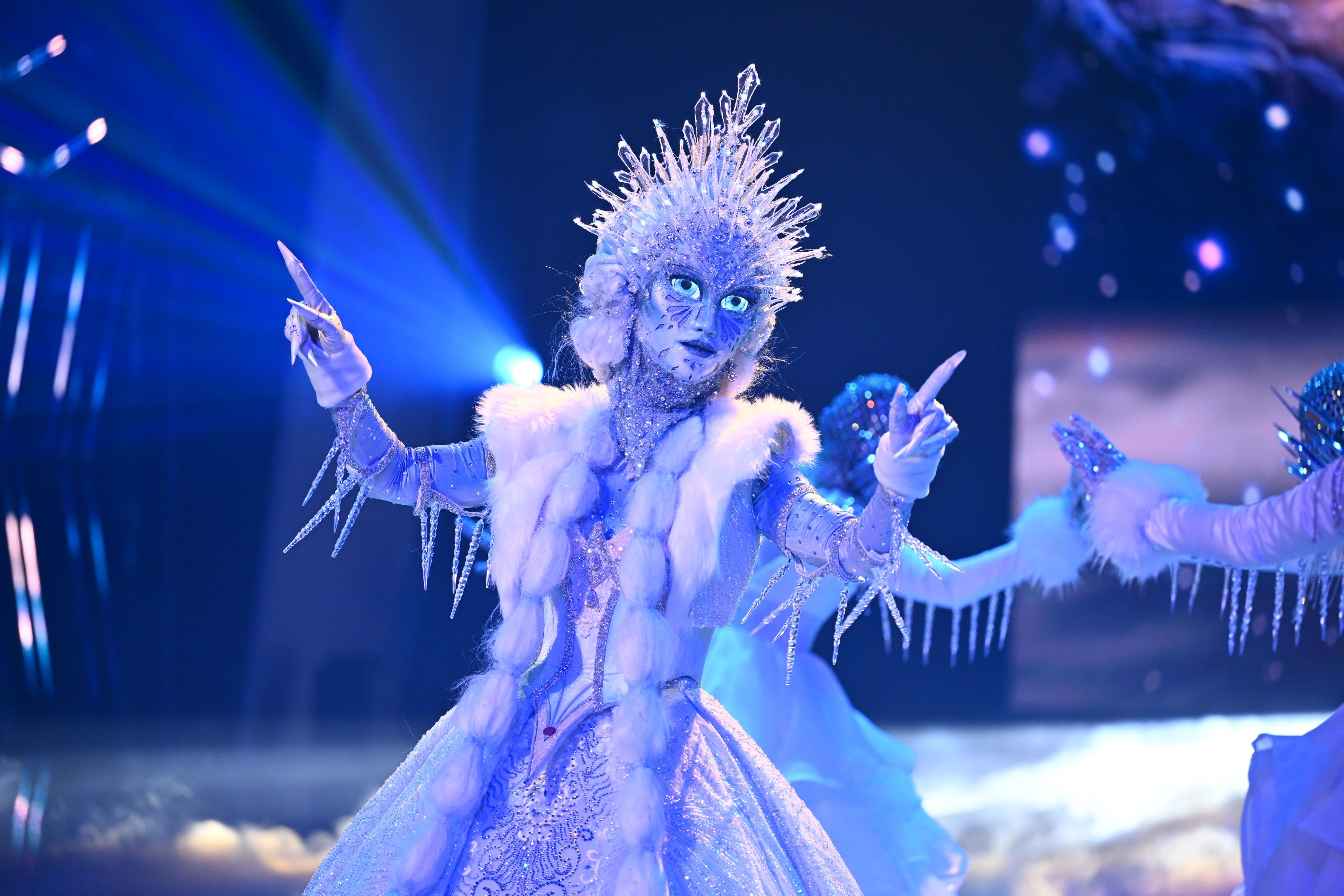 Warme Stimme in kalter Welt: Die Eisprinzessin, in ihrem Schneekleid mit dem überdimensionalen Frostrock, brachte die Herzen zum Schmelzen und gewann die Herbststaffel "The Masked Singer" 2023. Der Star dahinter: Sängerin Jennifer Weist, Frontfrau der Band Jennifer Rostock.