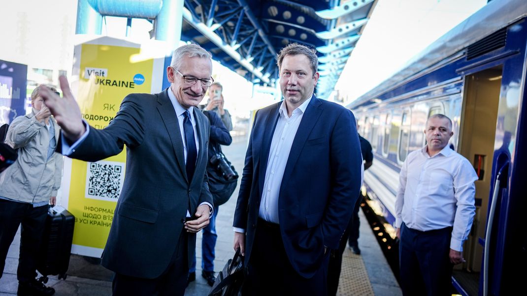Kiew: Lars Klingbeil kommt am Morgen mit dem Sonderzug auf dem Bahnhof ukrainischen Hauptstadt an und wird vom deutschen Botschafter in der Ukraine, Martin Jäger, begrüßt.