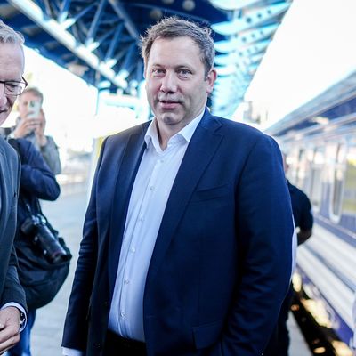 Kiew: Lars Klingbeil kommt am Morgen mit dem Sonderzug auf dem Bahnhof ukrainischen Hauptstadt an und wird vom deutschen Botschafter in der Ukraine, Martin Jäger, begrüßt.