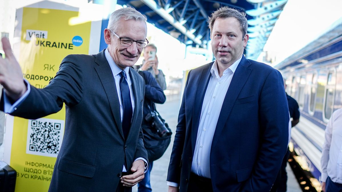 Kiew: Lars Klingbeil kommt am Morgen mit dem Sonderzug auf dem Bahnhof ukrainischen Hauptstadt an und wird vom deutschen Botschafter in der Ukraine, Martin Jäger, begrüßt.