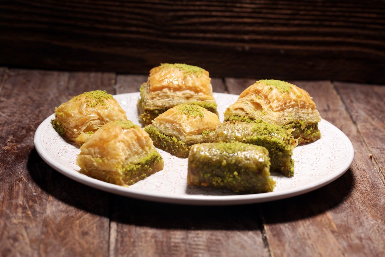 Die kleinen Gebäckstücke aus Filoteig, Nüssen und Sirup kommen aus der Türkei. Wenn du selbst "Baklava" zubereiten willst, nimm dafür am besten Filoteig aus dem türkischen Supermarkt.  