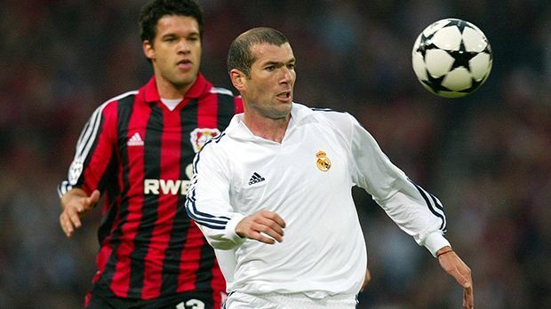 
                <strong>Zinedine Zidane</strong><br>
                Als Spieler gewann Zinedine Zidane 2002 die Champions League. Real Madrid schlug Bayer Leverkusen im Finale mit 2:1. Im Endspiel 2016 könnte er die Trophäe der Königsklasse wieder hochhalten - dieses Mal aber als Trainer. Nur fünf Fußballern gelang das vor ihm. ran.de zeigt euch, wer in der Champions League doppelt absahnte - als Spieler und als Trainer.
              