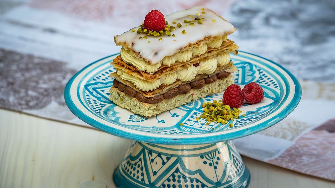 Pistazien-Haselnuss-Biskuit und Filoteig mit Nuss-Füllung, Zuckersirup, Nuss-Nougat-Füllung und Vanille-Creme