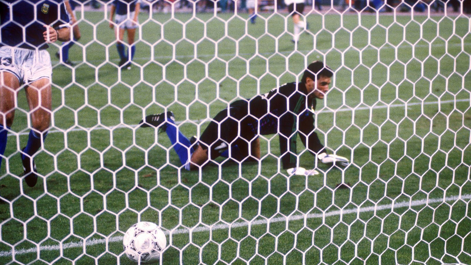 
                <strong>WM-Finale 1990: Argentinien - Deutschland</strong><br>
                Drin ist der Ball!
              